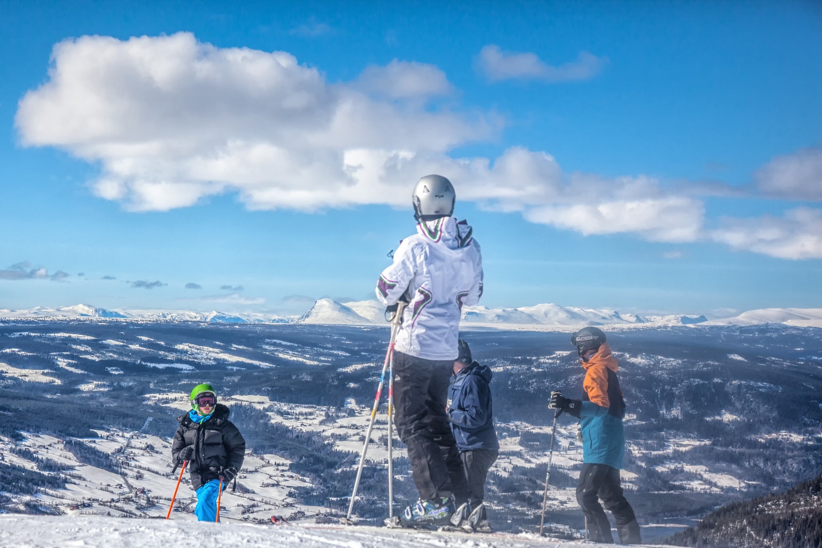 Bilder fra Valdres Alpinsenter - det er ski inn/ut fra hytta/tomta Galleribilde