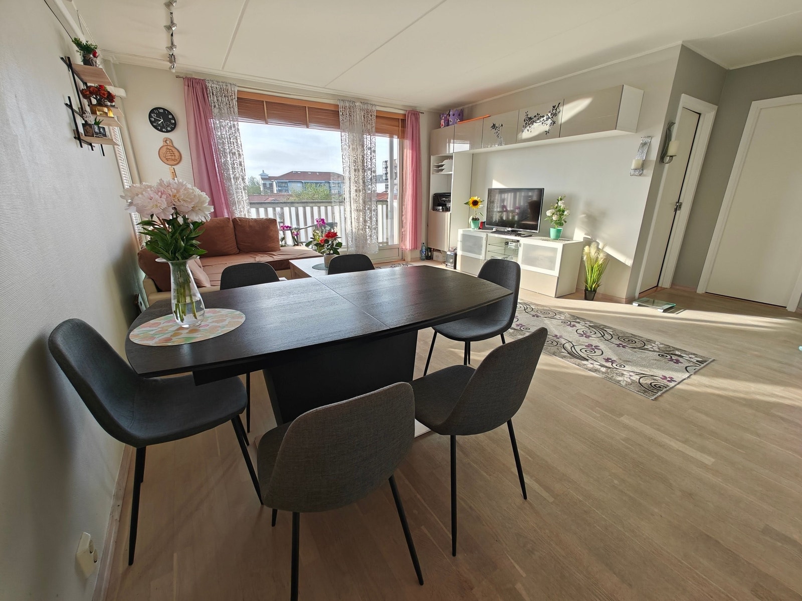 Med møbler / Stue og kjøkken. Galleribilde