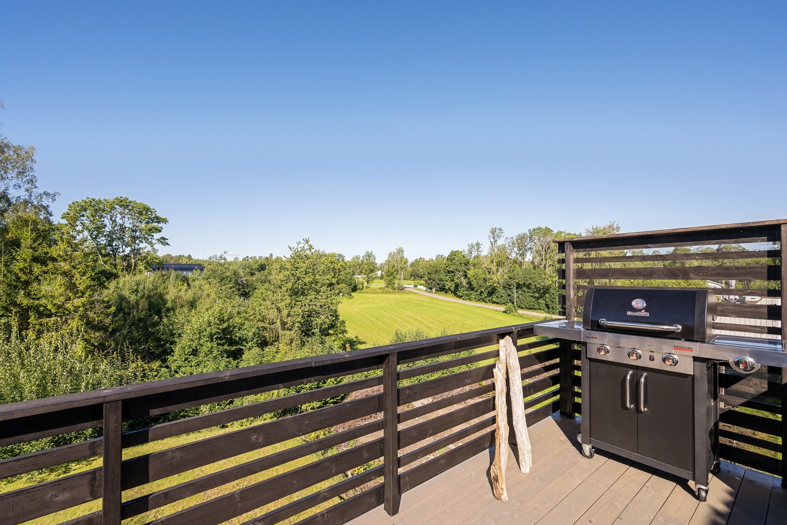 Her ser vi utsikten fra terrassen Galleribilde