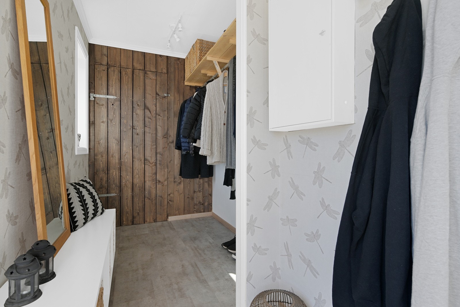 Entre med garderobeplass og bod Galleribilde