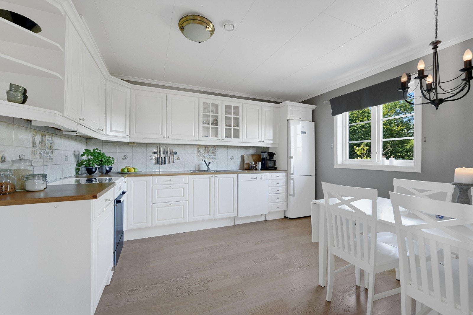 Koselig, romslig og lyst kjøkken med Marbodal innredning Galleribilde