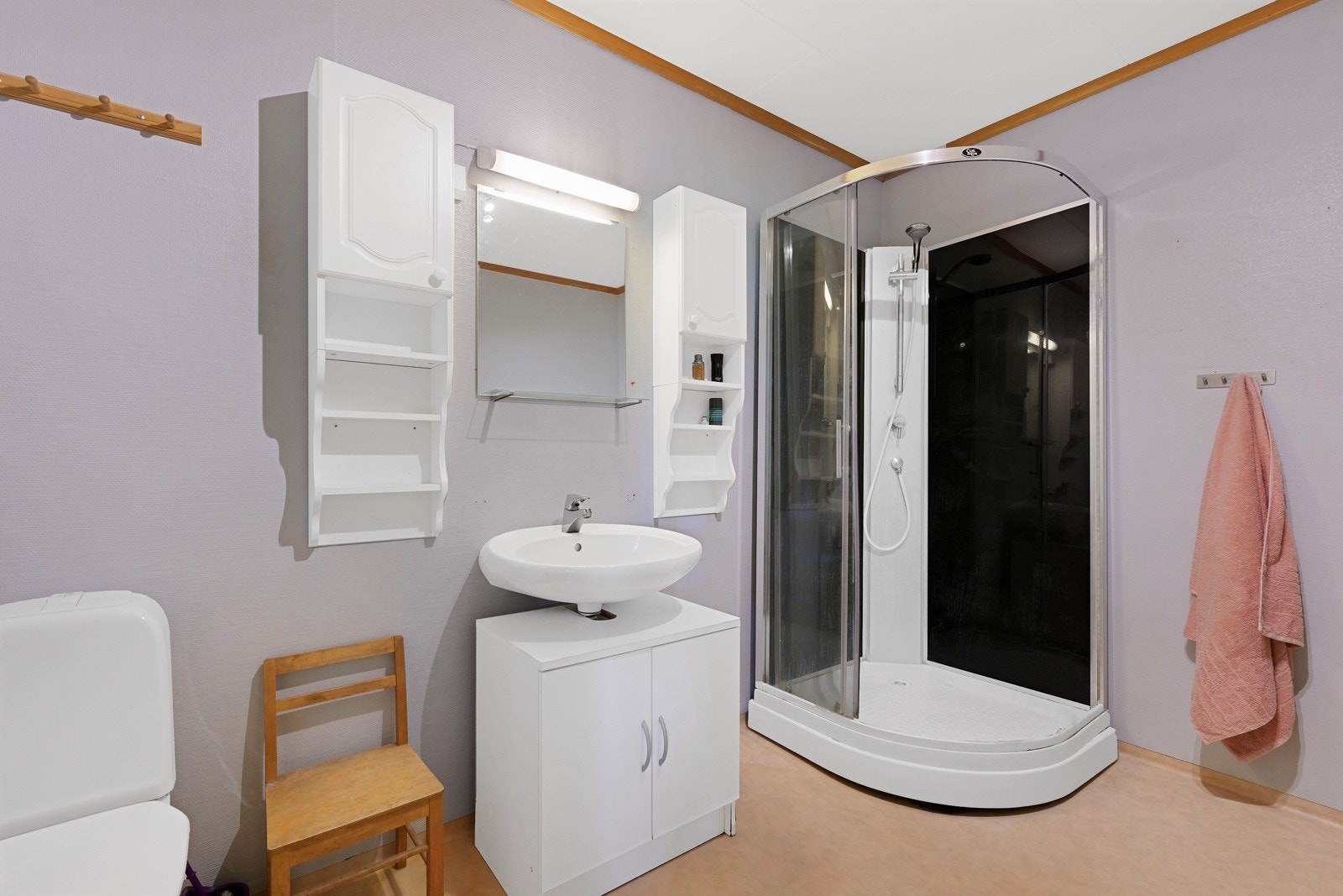 Bad undertasje med opplegg for vaskemaskin Galleribilde