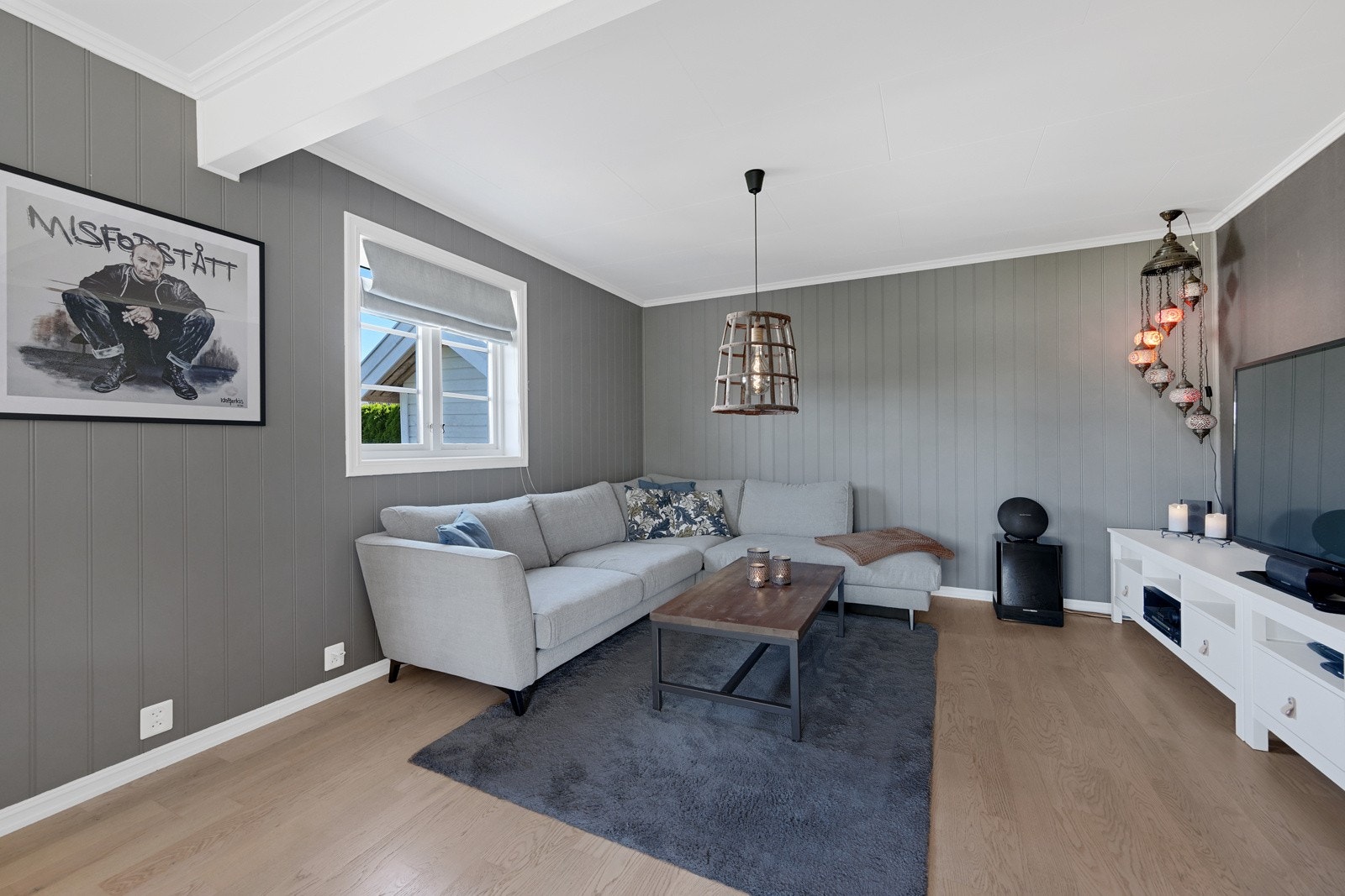 Vi fortsetter inn i stua igjen - denne delen av stua kan eventuelt omgjøres til soverom igjen Galleribilde