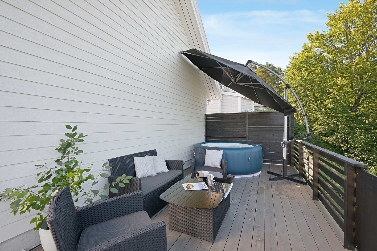 Terrassen fortsetter bak garasjen og her er det boblekar Galleribilde