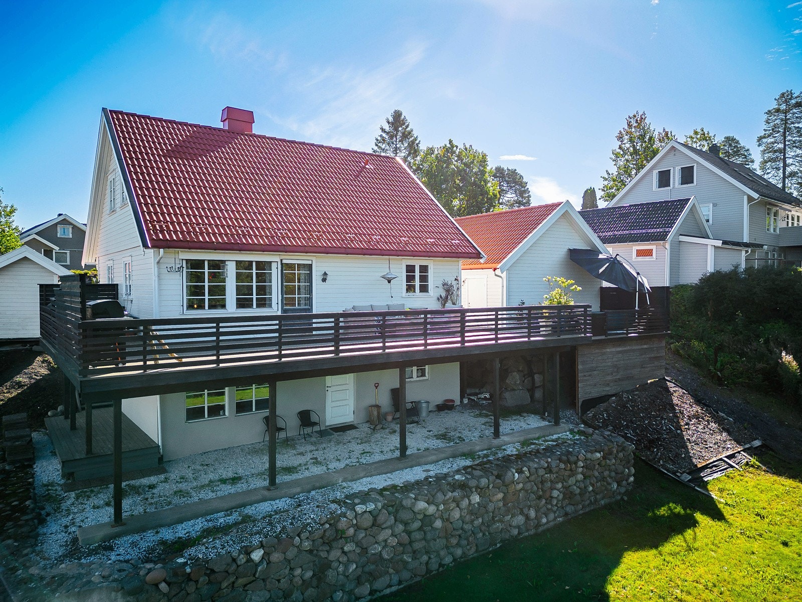 Leiligheten i underetasjen har egen inngang og uteplass Galleribilde