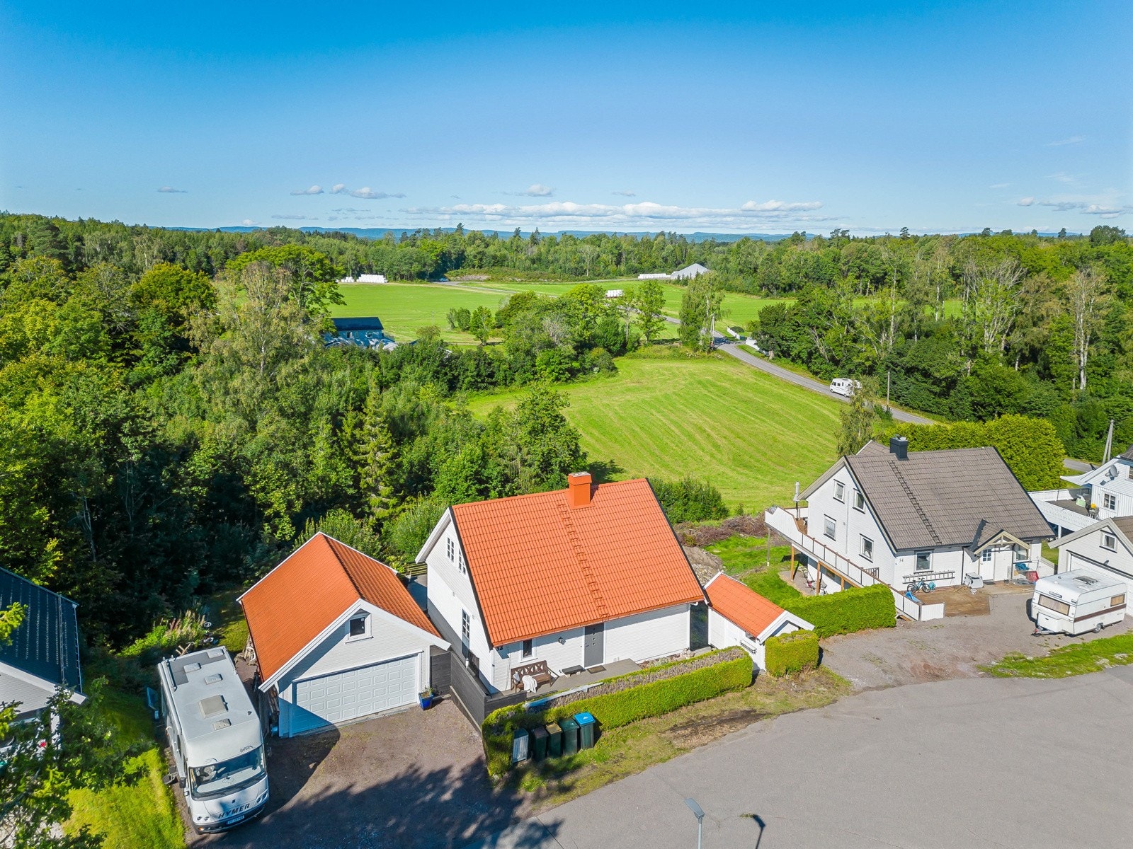 Beliggende solrikt, rolig og barnevennlig i enden av en blindvei med grense mot skog/jorder Galleribilde