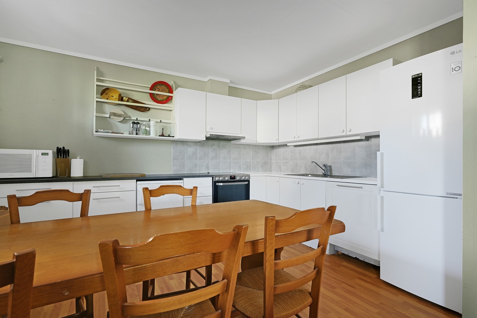 Stue/kjøkken i leiligheten i underetasjen Galleribilde