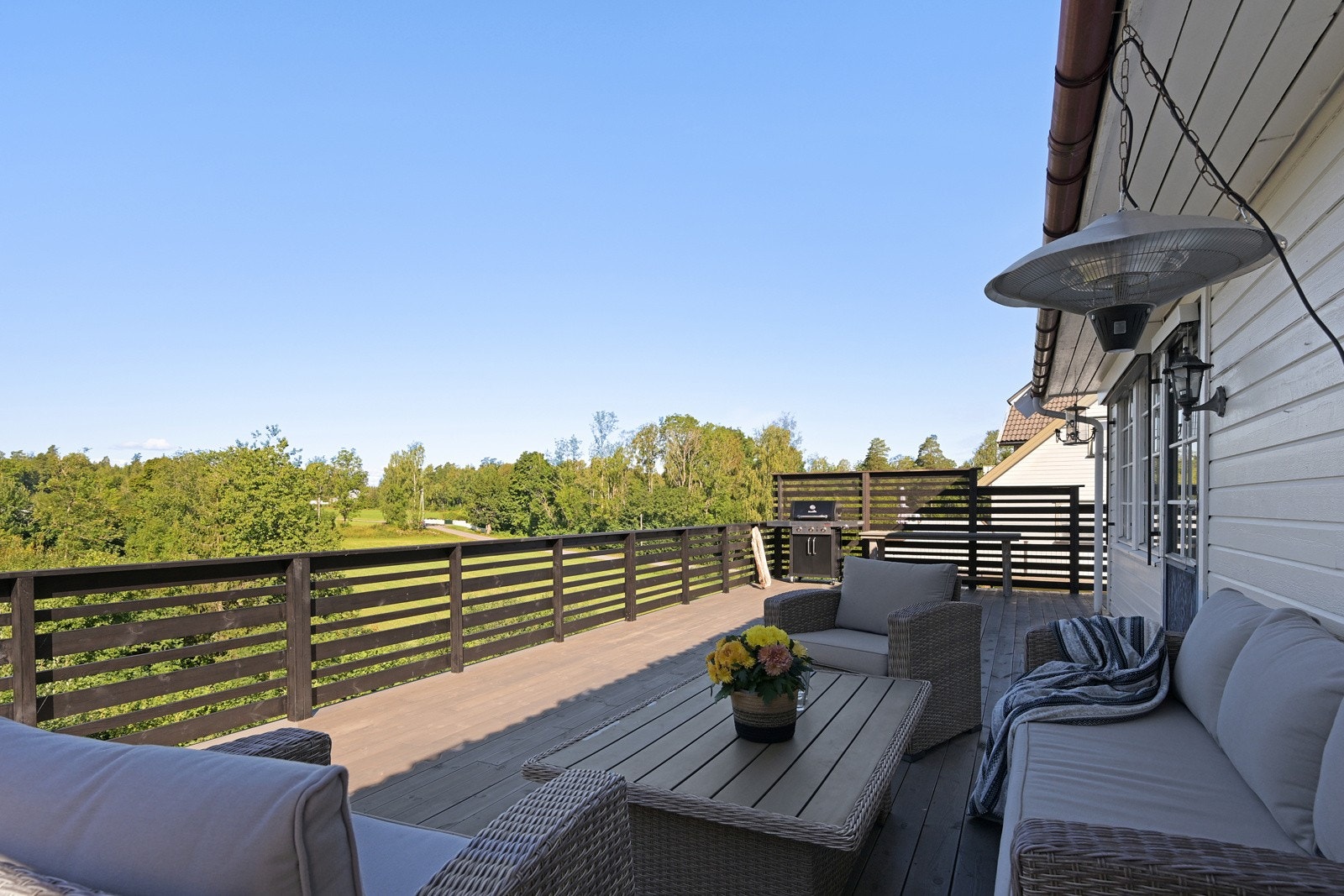 Terrassen ligger mot vest og har gode solforhold Galleribilde