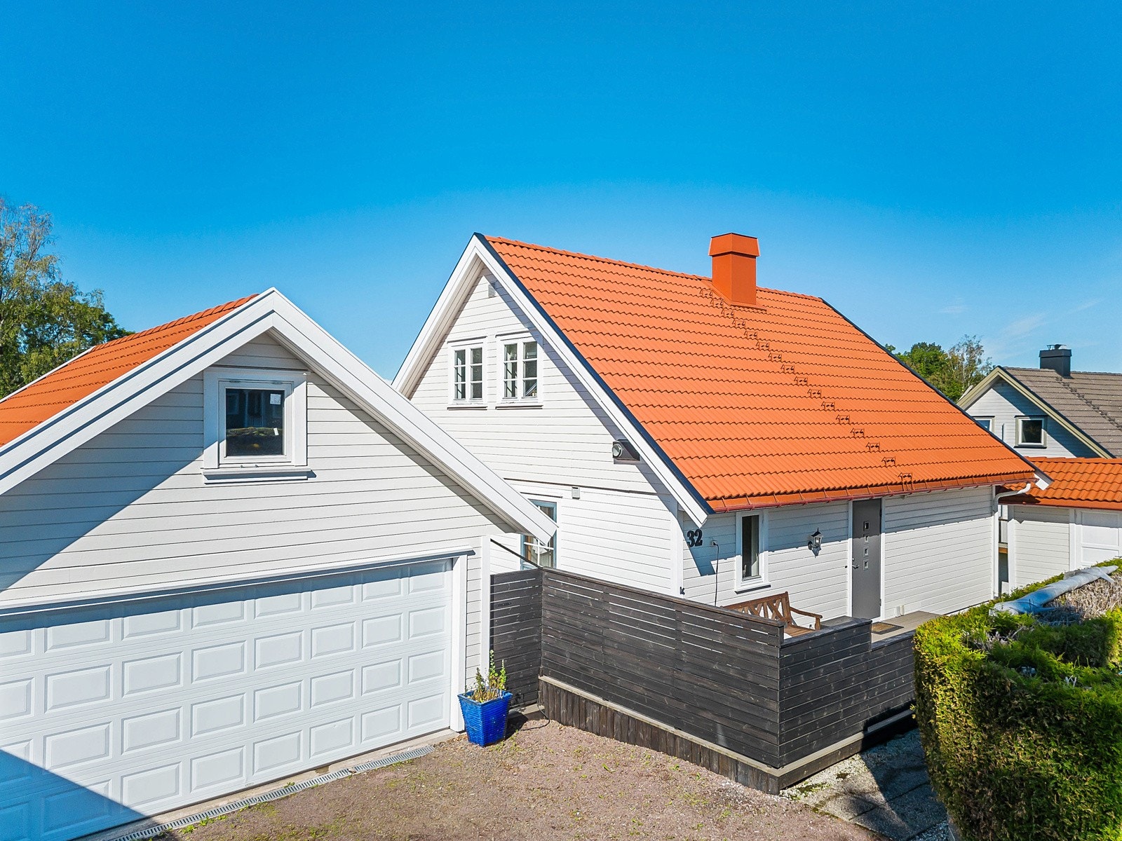 Her ser vi inngangspartiet mot øst og dobbel garasjen Galleribilde