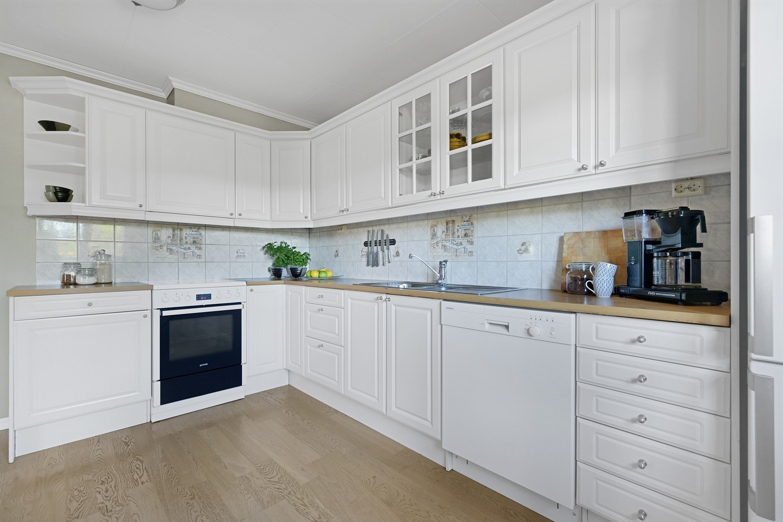 Det er godt med båder benkeplass, skuffer og skaper Galleribilde