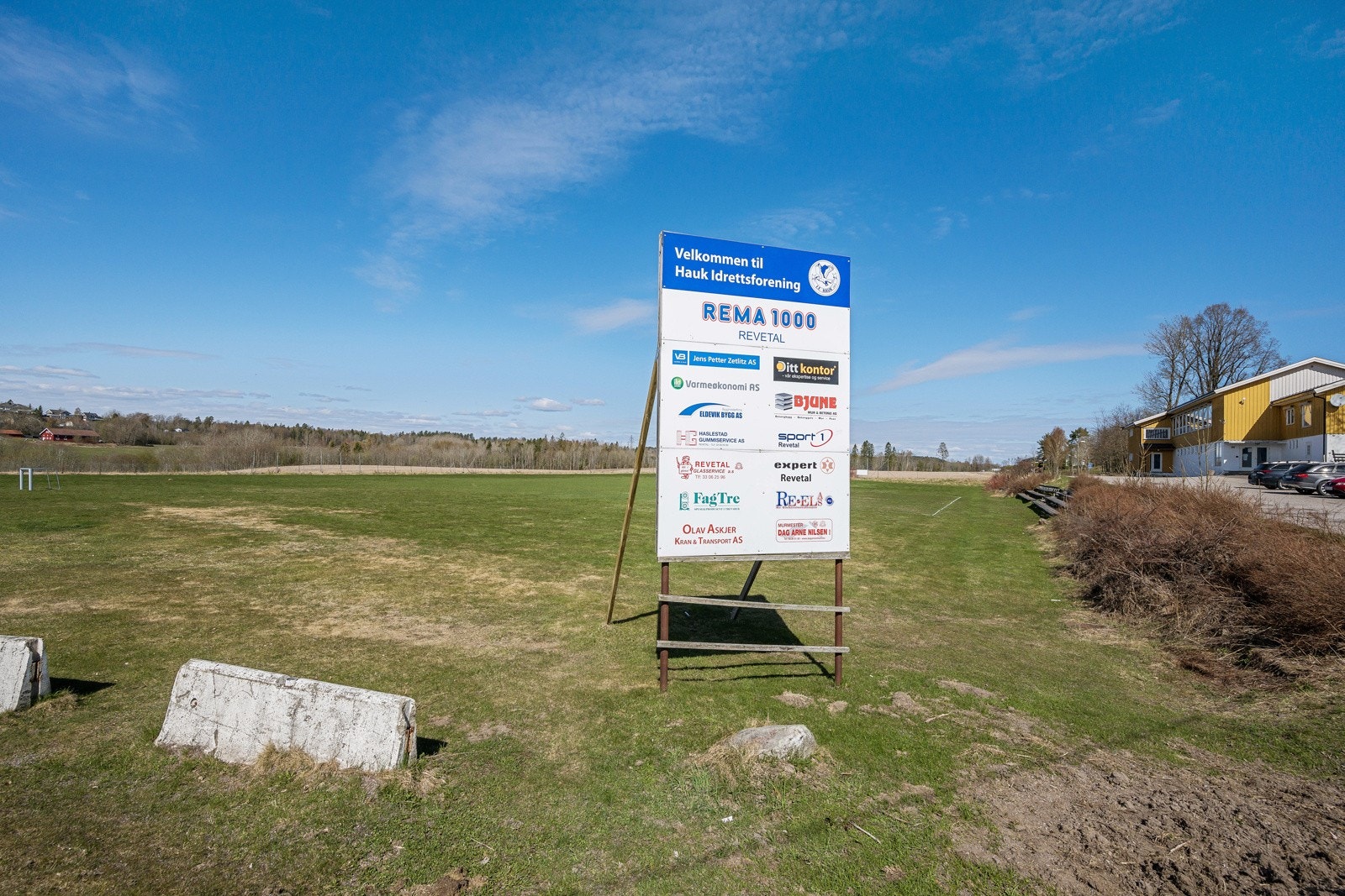 Ved siden av skolen ligger også Haukbanen Galleribilde