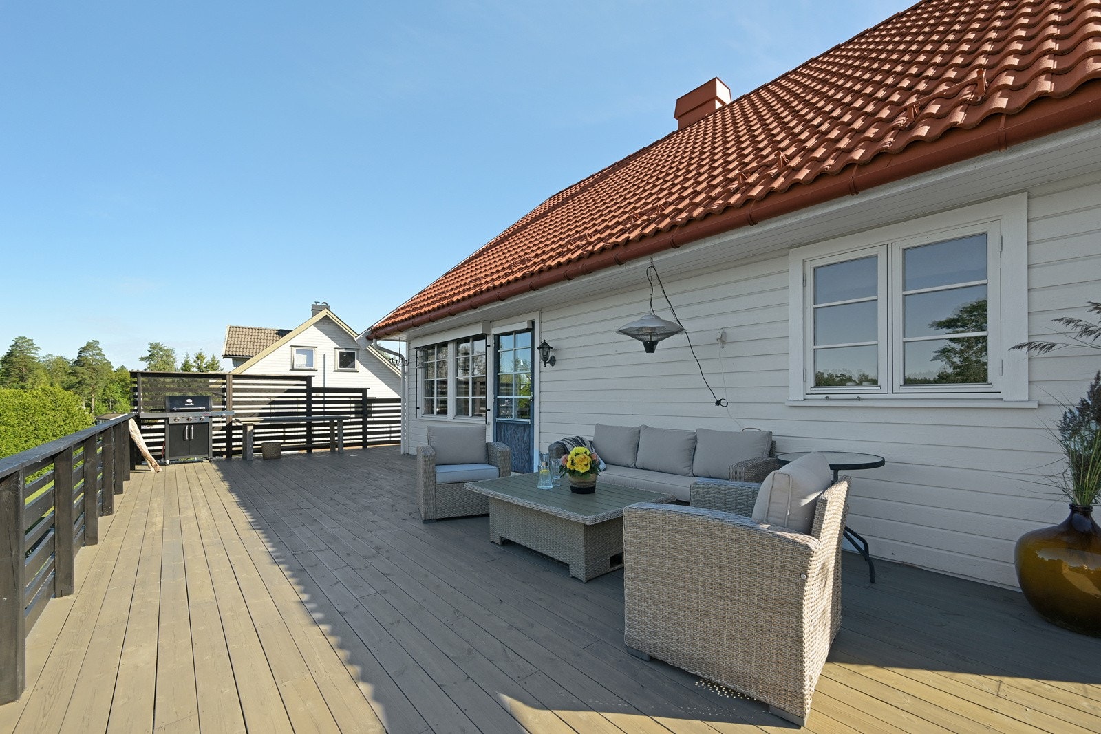 Her ser vi litt av terrassen en vakker augustdag i 2023 Galleribilde