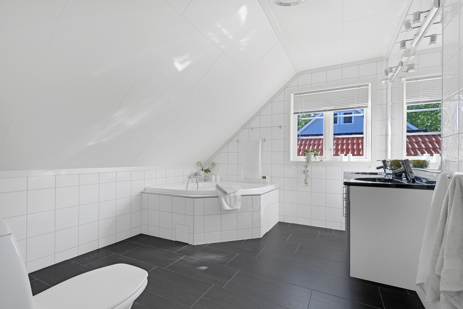 Flislagt bad med hjørnekar Galleribilde