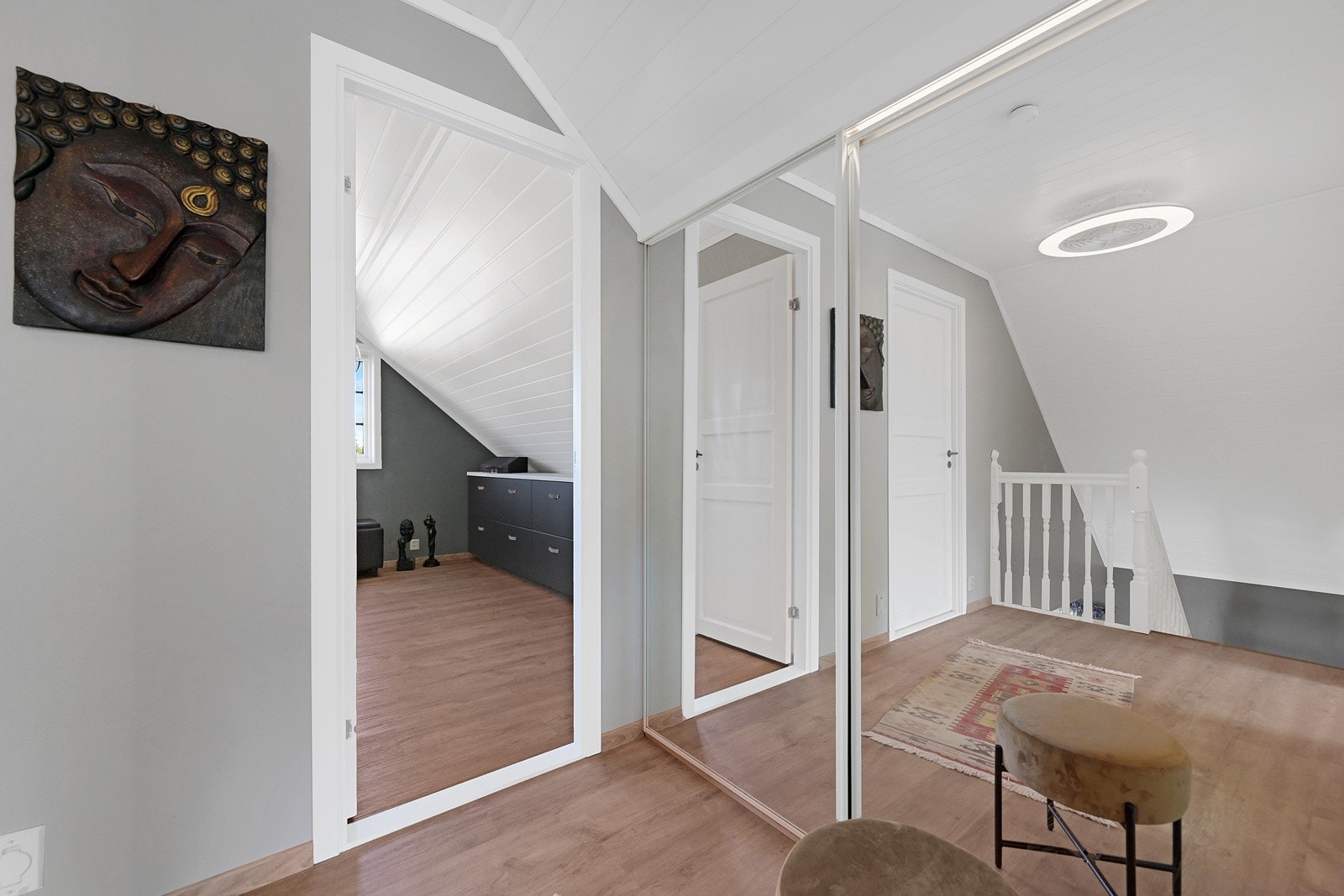 I soveromsgangen er det også skyvedørsgarderobe Galleribilde