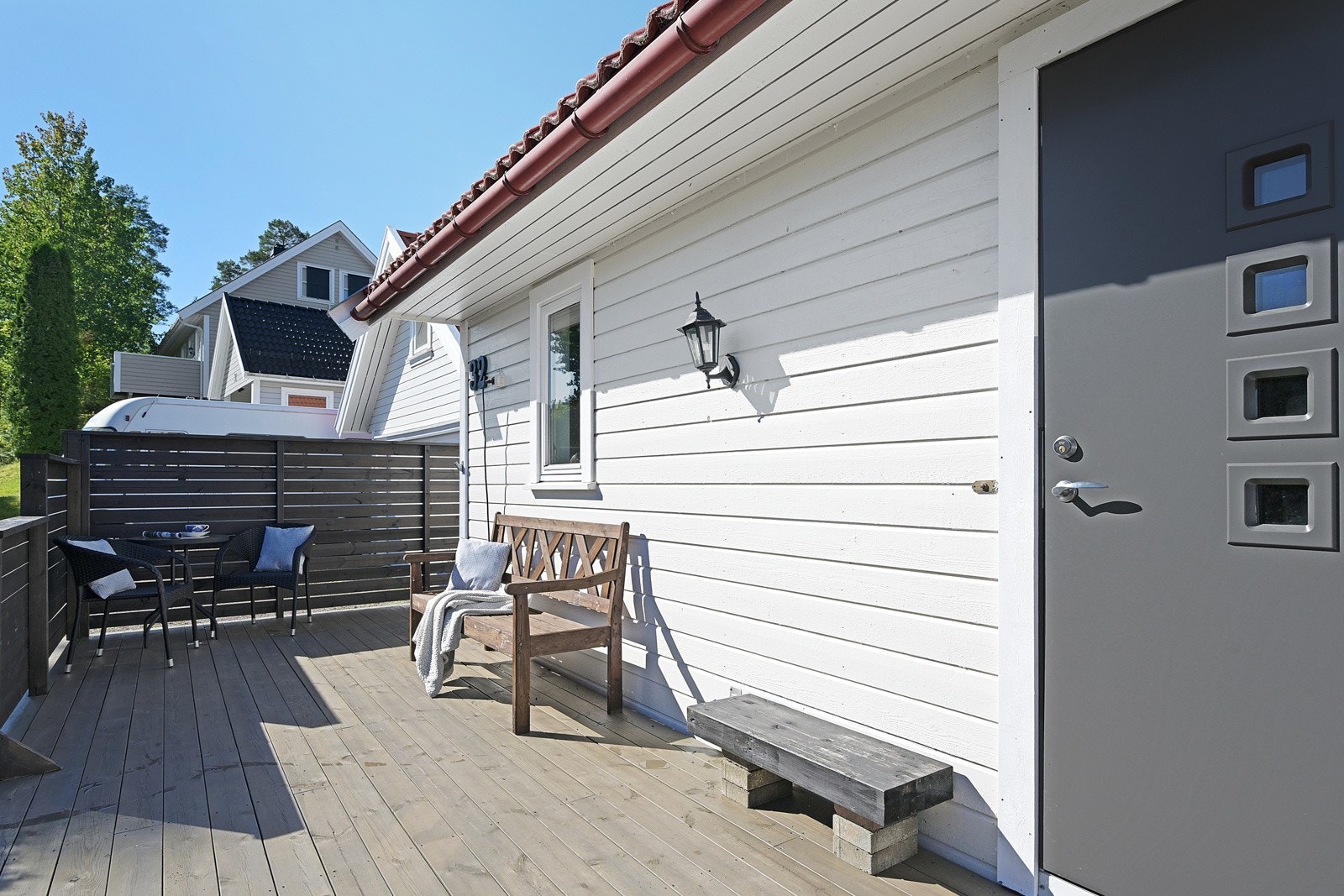 Uteplass ved inngangspartiet med deilig morgensol Galleribilde