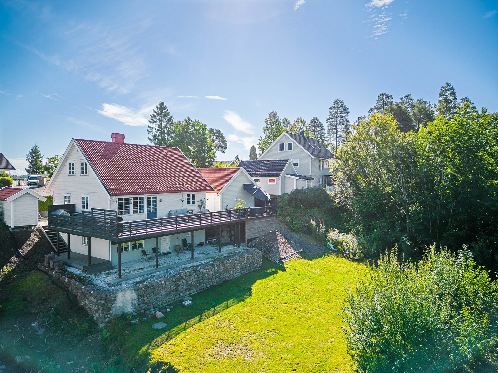 Mens dette bildet er fra motsatt side - vi ser også litt av den store terrassen Galleribilde