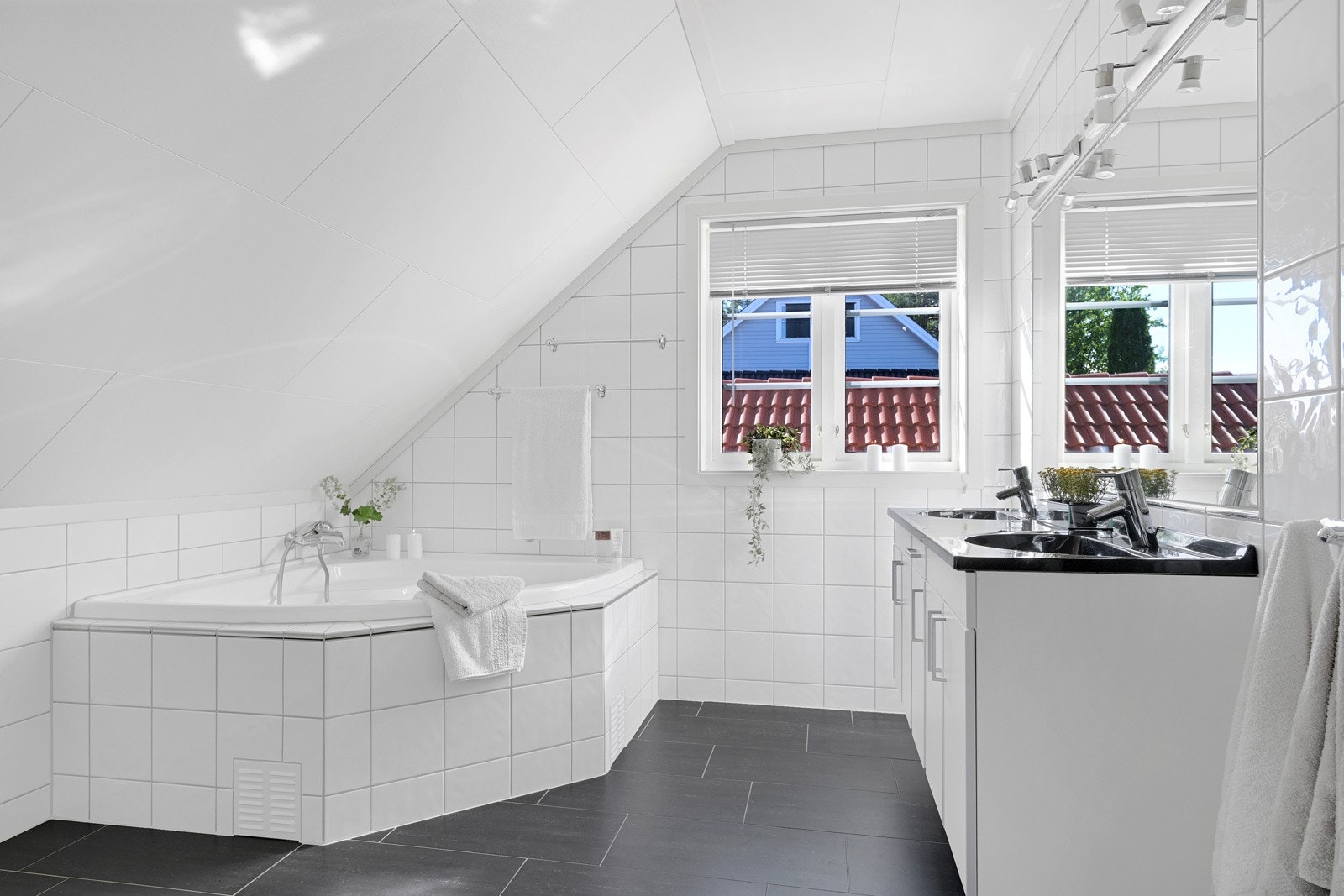 Vi fortsetter opp i 2. etasje - romslig bad Galleribilde