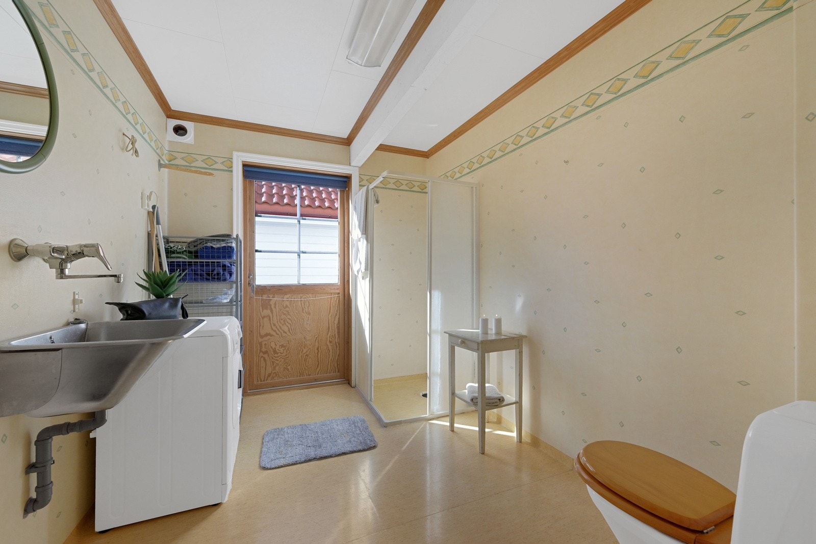 Rett på innsiden finner vi et kombinert bad/vaskerom med egen dør til hagen Galleribilde