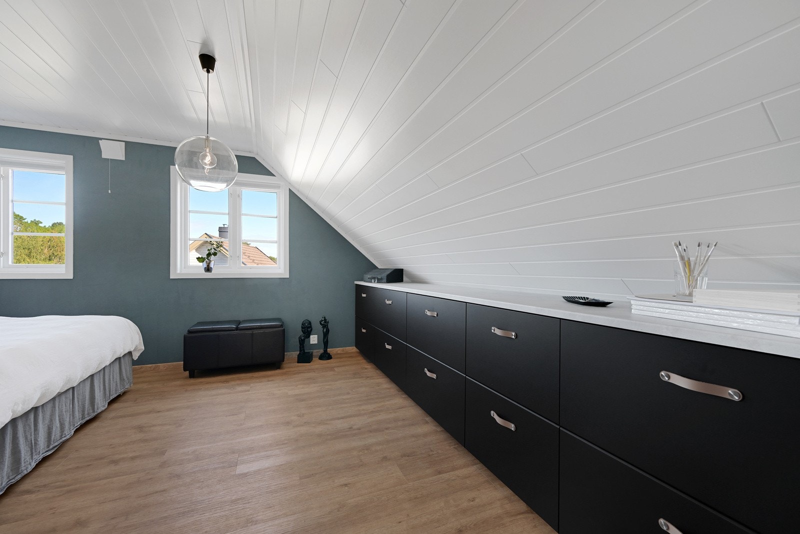 Praktisk løsning med skuffer og klesskap i skråen Galleribilde