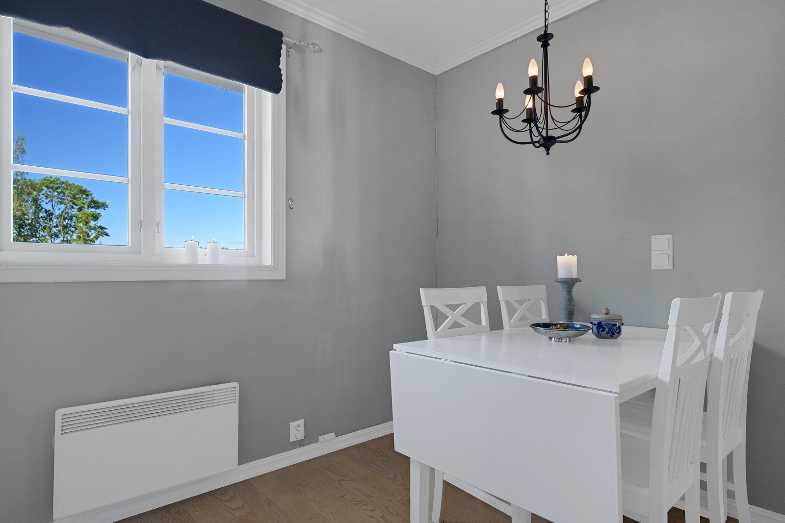 Det er som vi ser også plass for kjøkkenbord Galleribilde