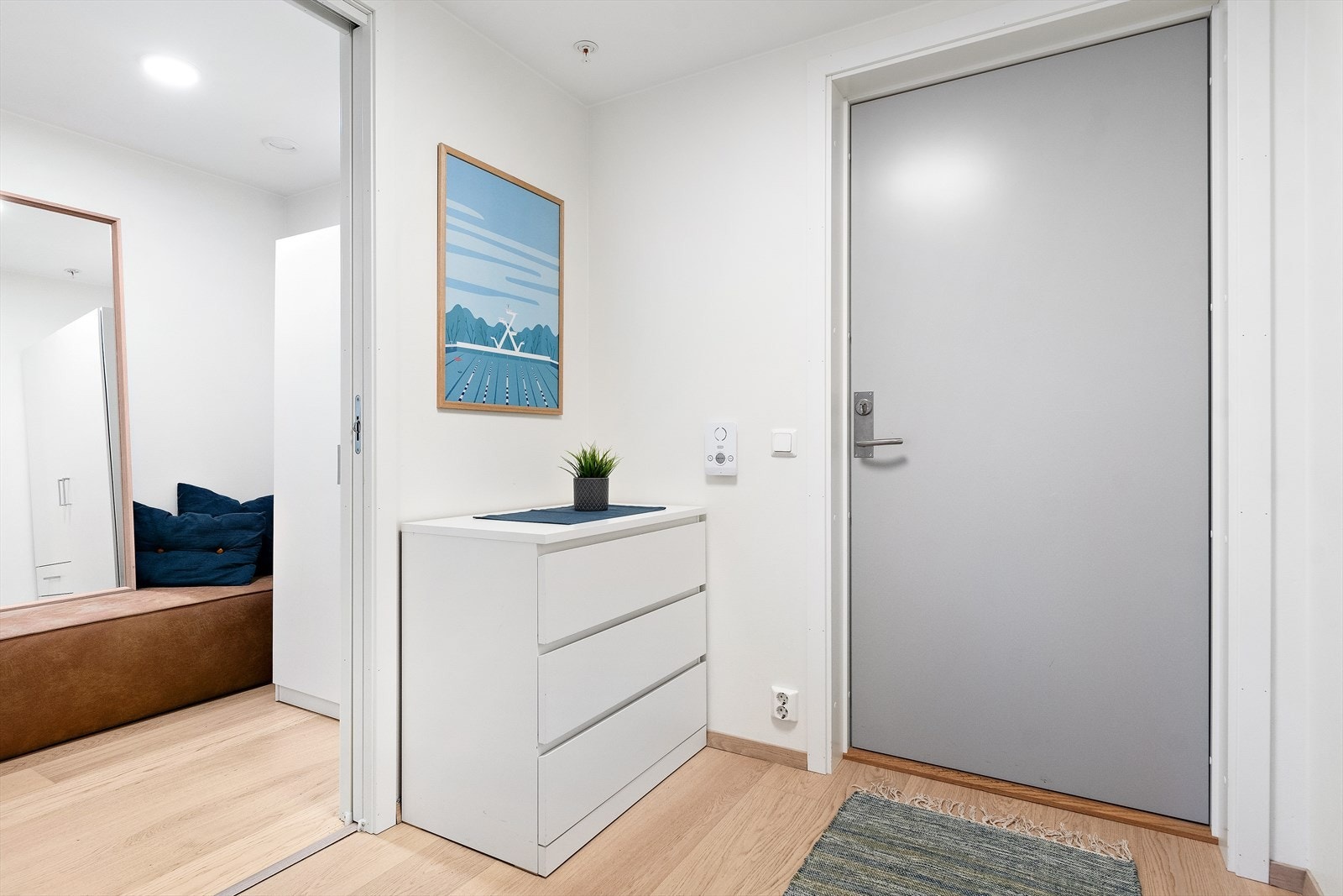 Velkommen inn! Lys og innbydende entré som gir et godt førsteinntrykk av leiligheten Galleribilde