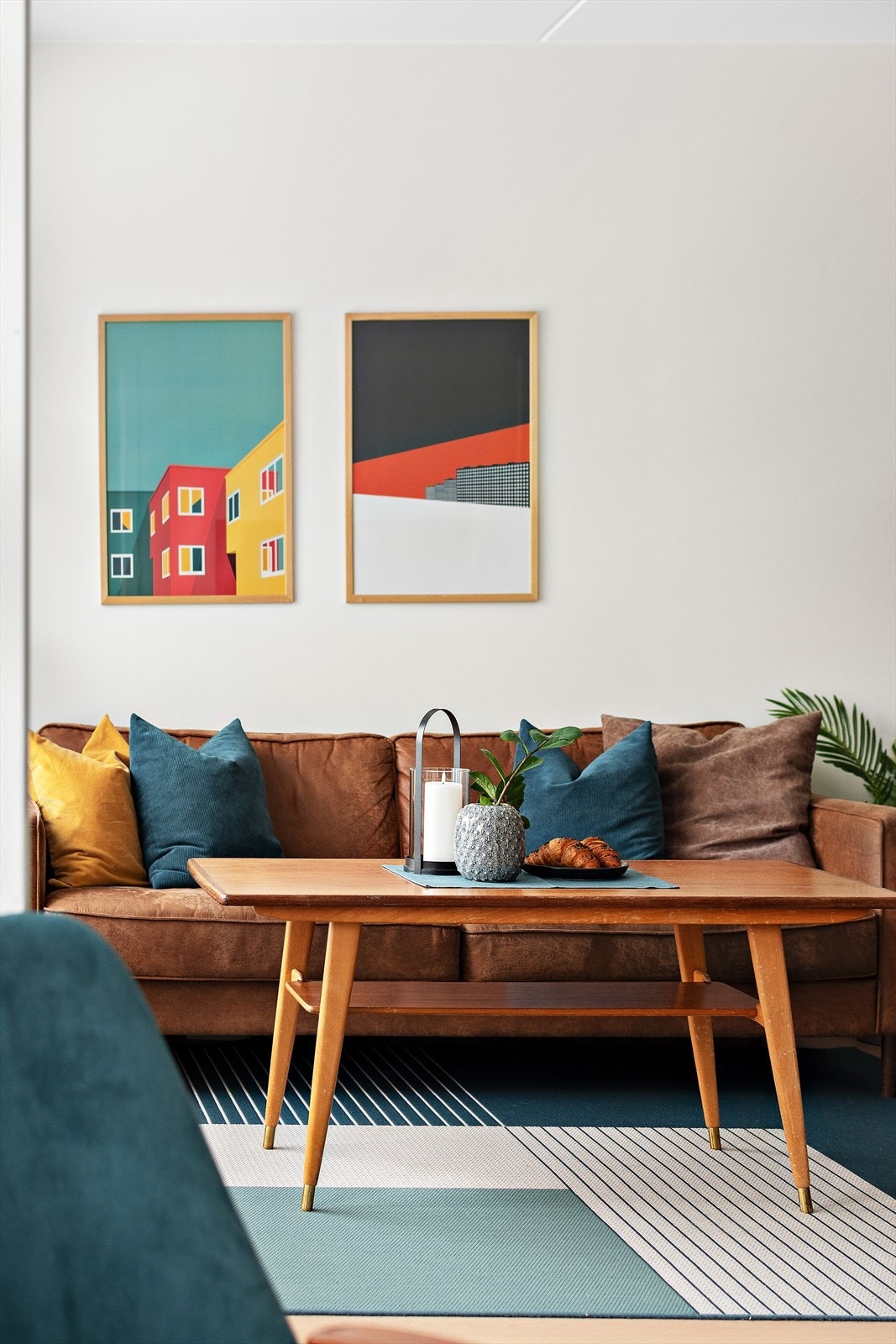 Stuen har god plass til sofa, tv-møbler, spisebord og annet møblement etter eget ønske Galleribilde
