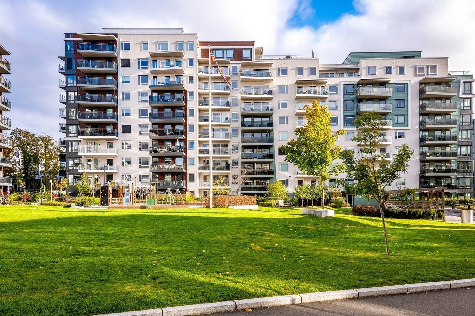 Nydelig bakgård som er en populær samlingsplass på sommerhalvåret. Galleribilde