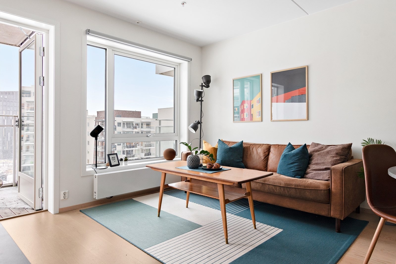 Stuen er lys og med flott parkettgulv, som gjør den enkel å innrede Galleribilde