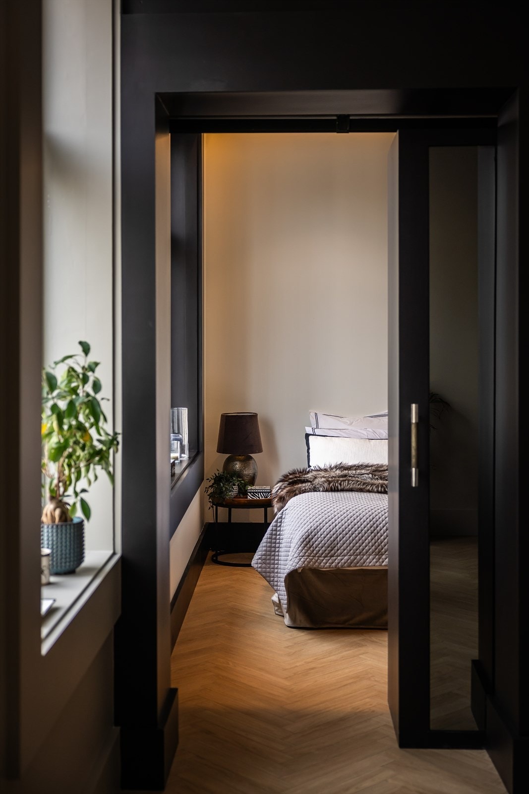 Fra kjøkkensiden er det et speil men det er faktisk inngangen inn til hovedsoverommet Galleribilde