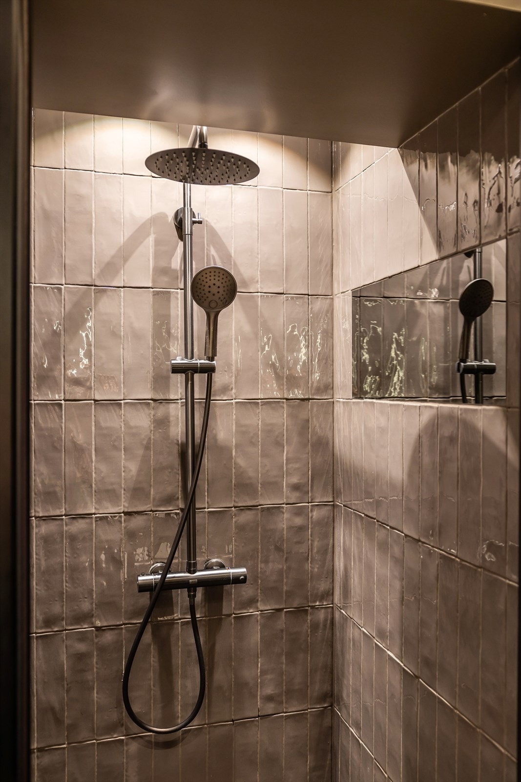 Dusjnisje med flislagte vegger. Det foreligger dokumentasjon på oppbygging av baderommet med røropplegg, membran, sluk,
varmekabler m.m Galleribilde