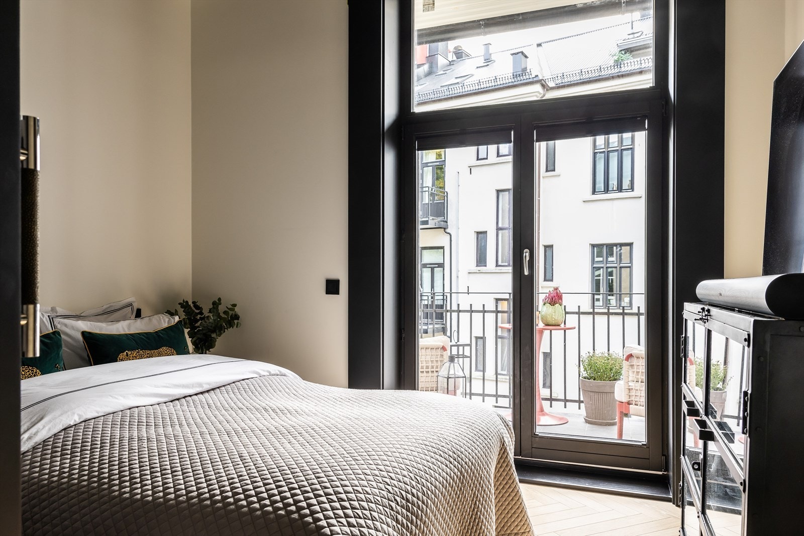 Leilighetens 2. soverom er av god størrelse og har utgang ut til balkong og baktrappen Galleribilde