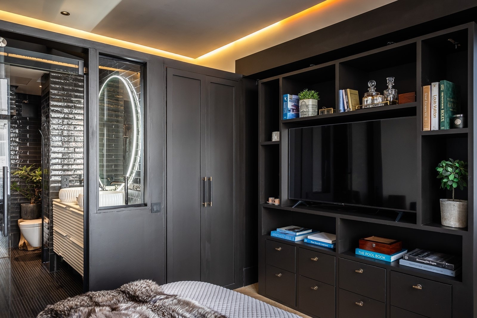 Som en hotellsuite med eget bad og garderoberom Galleribilde