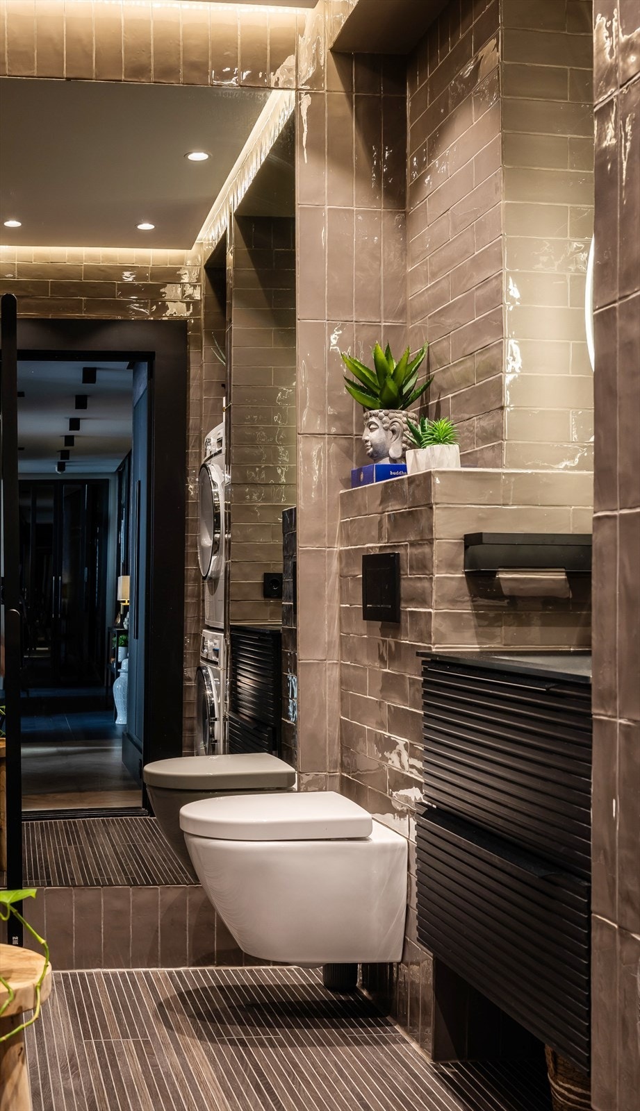 Delikat og flislagt bad med opplegg til vaskemaskin/tørketrommel og som ligger vegg-i-vegg med soverom nr. 2 Galleribilde