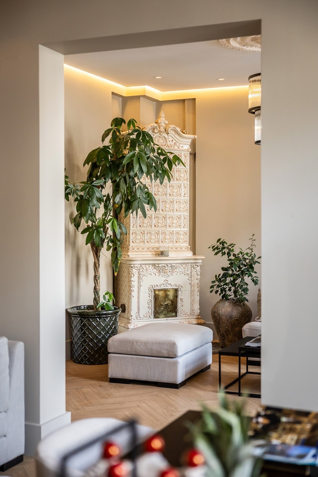 Nydelig kakkelovn som sprer om seg med varme og hygge Galleribilde