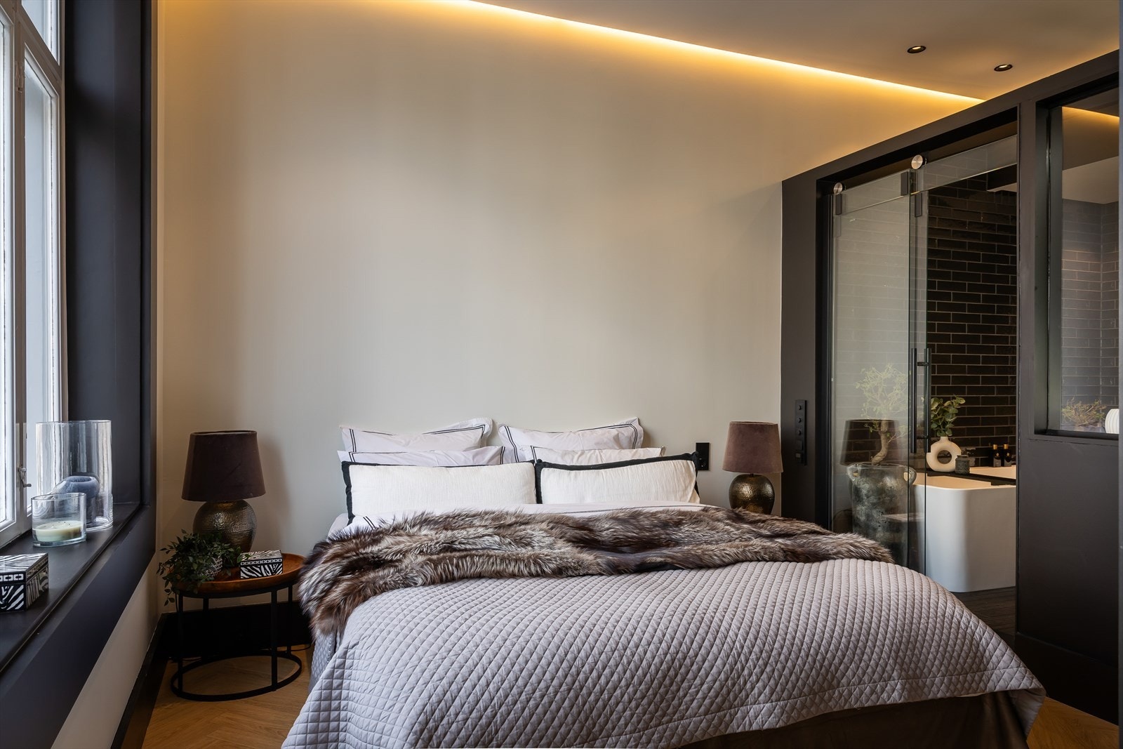 En suite med glassdør inn mot badet Galleribilde