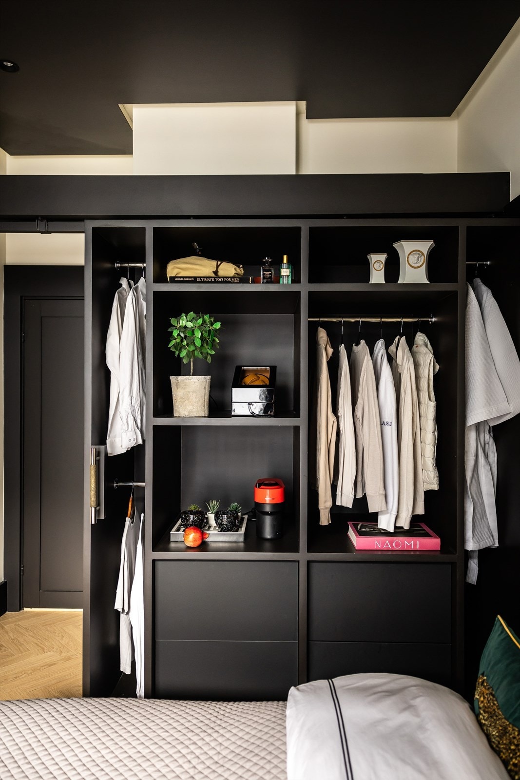 Reolen fungerer også her som skyvedør, og skjuler døren ut til baktrappen når åpen inn mot rommet Galleribilde