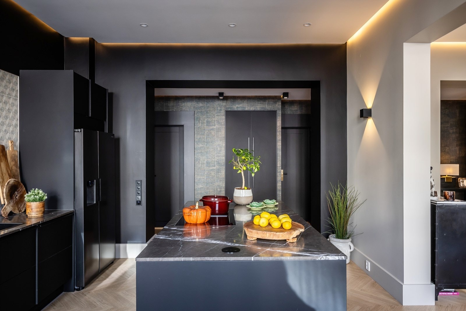 Kjøkkenet har integrert komfyr, bred induksjonstopp med ventilator, kjøl/frys og oppvaskmaskin Galleribilde