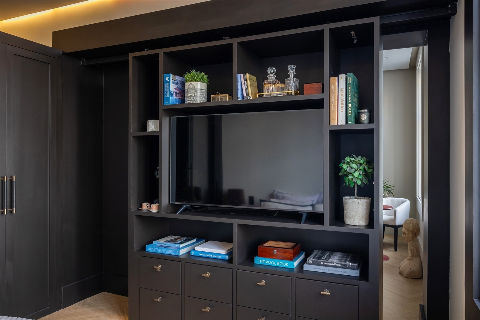 Skyvbar reol som også fungerer som en dør på skinner. Galleribilde