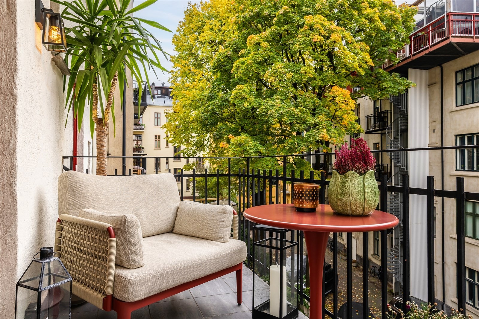 Sydvestvendt balkong ut fra det ene soverommet på 5,7 kvm. Galleribilde