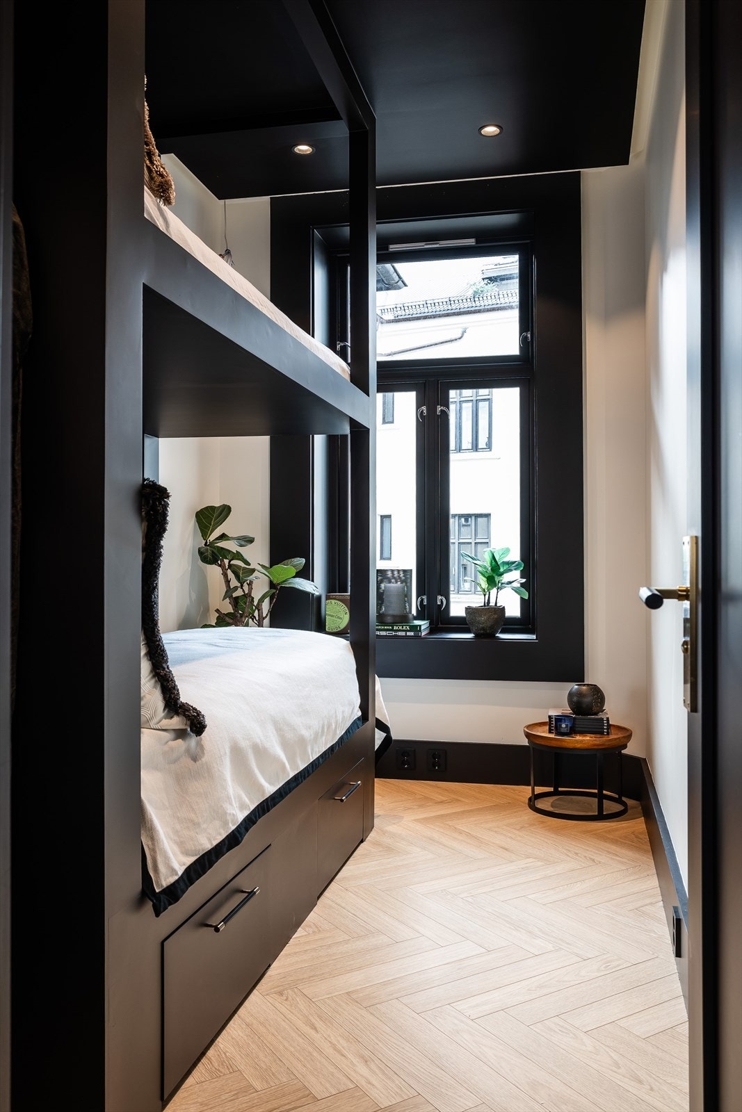 Soverom nr 3 med praktisk og plassbygget køyeseng Galleribilde