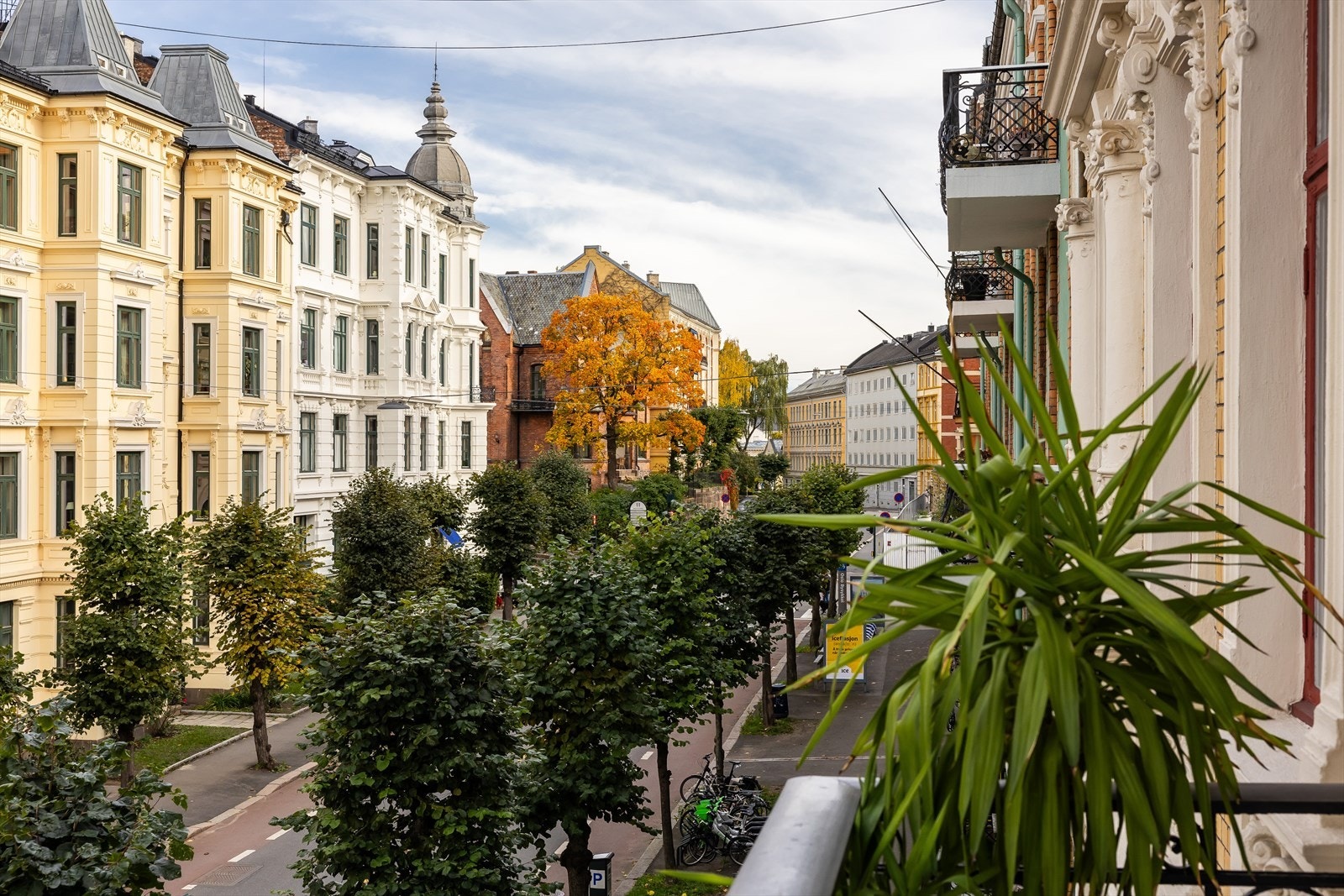 Balkong ut fra spisestue er nyrehabilitert og vender nordøst Galleribilde