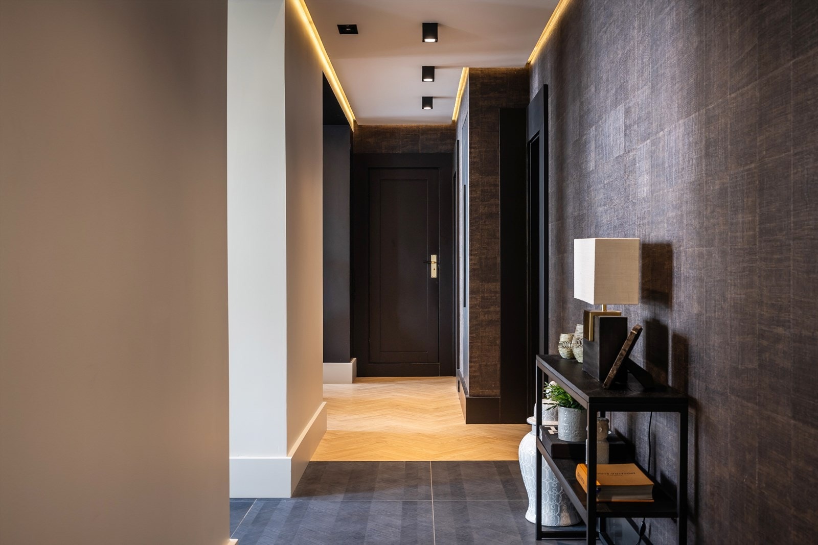 Deler av gangen er flislagt (ved inngangspartiet) og flisene tar igjen den mørke tapet på veggen Galleribilde