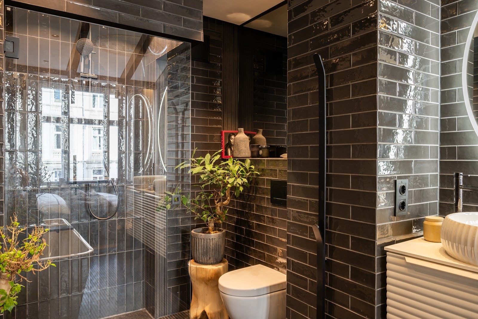 Lekkert, flislagt bad fra 2023. Det foreligger dokumentasjon på oppbygging av baderommet med røropplegg, membran, sluk, varmekabler m.m. Galleribilde