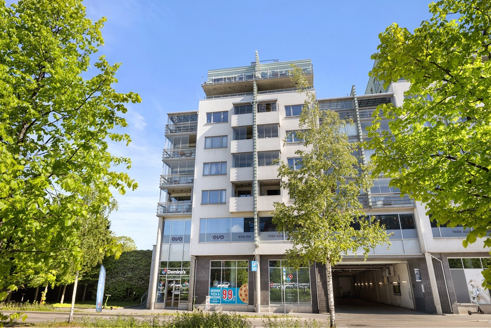 Innkjøring til parkering er på forsiden Galleribilde
