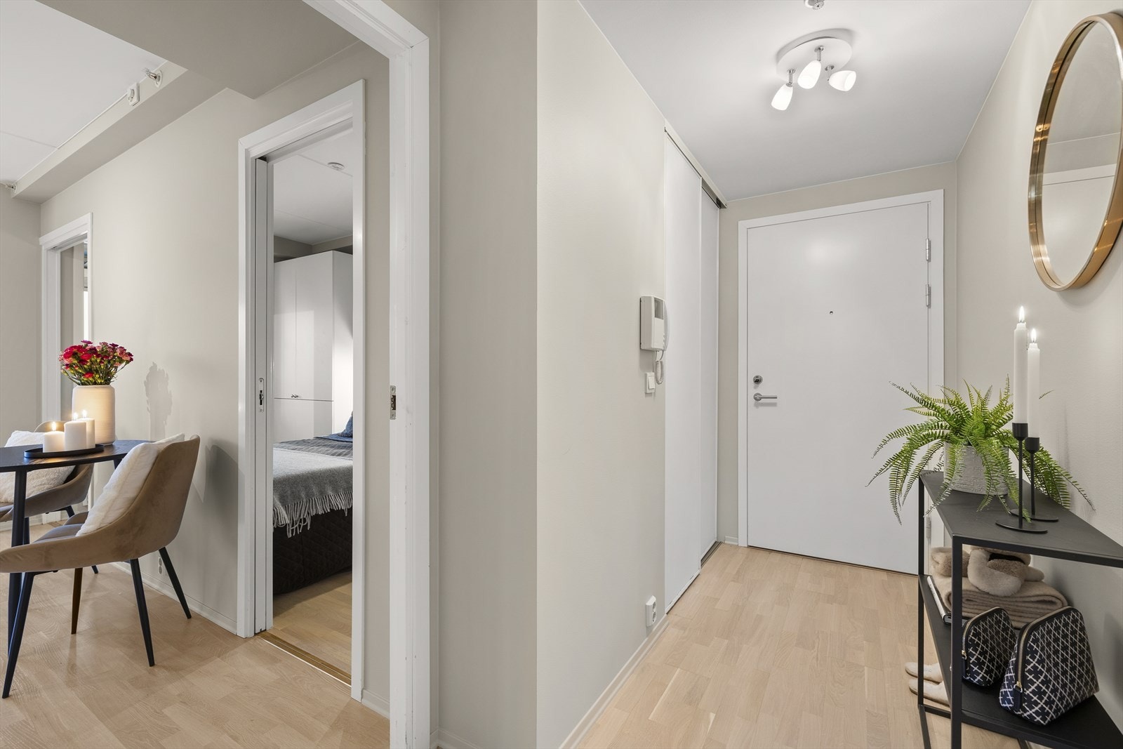 Velkommen inn til flott entré med dørcalling system og skyvedørsgarderobe Galleribilde