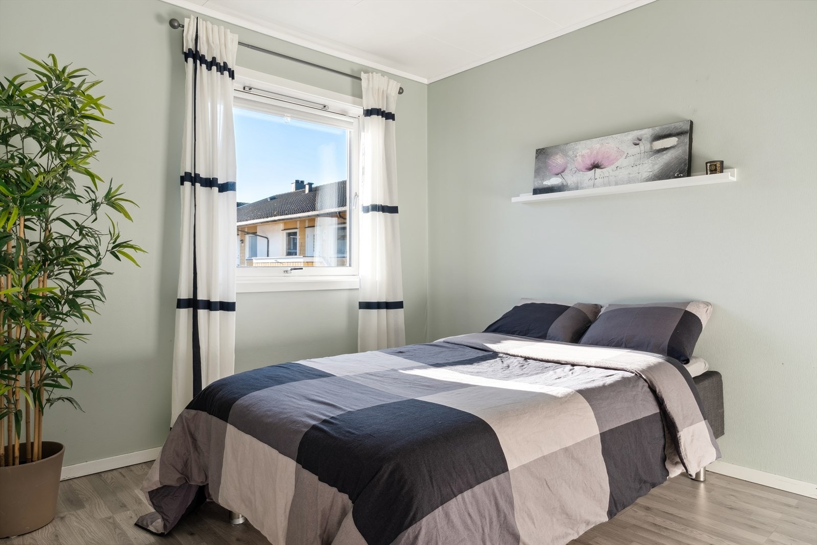 Leiligheten har to soverom av god størrelse, som ligger i hver sin ende av boligen. Hovedsoverommet er på hele 10,5m². Galleribilde
