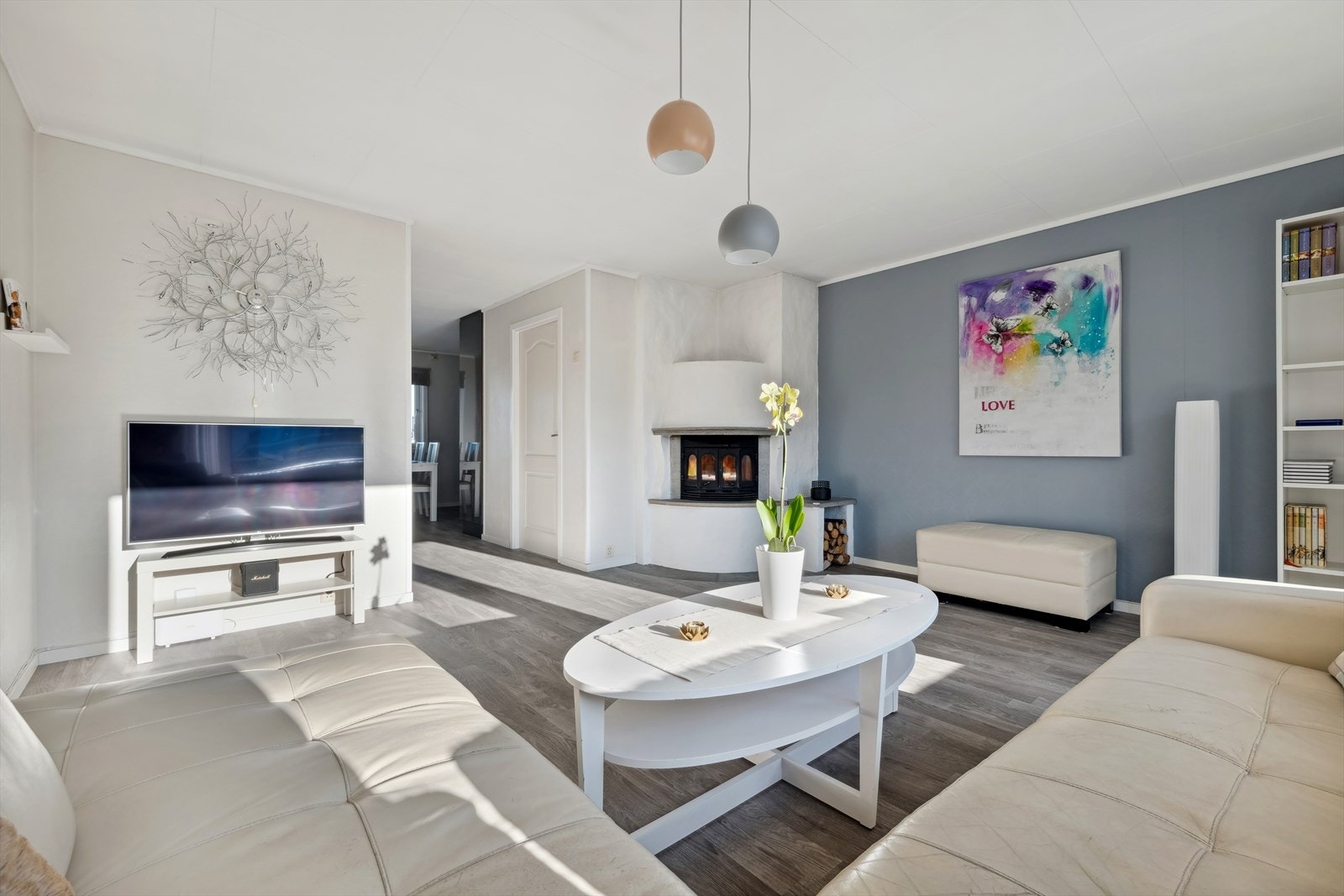 Velkommen til Brundalen 11H - en romslig og innbydende 3-romsleilighet beliggende på trivelige Brundalen. Galleribilde