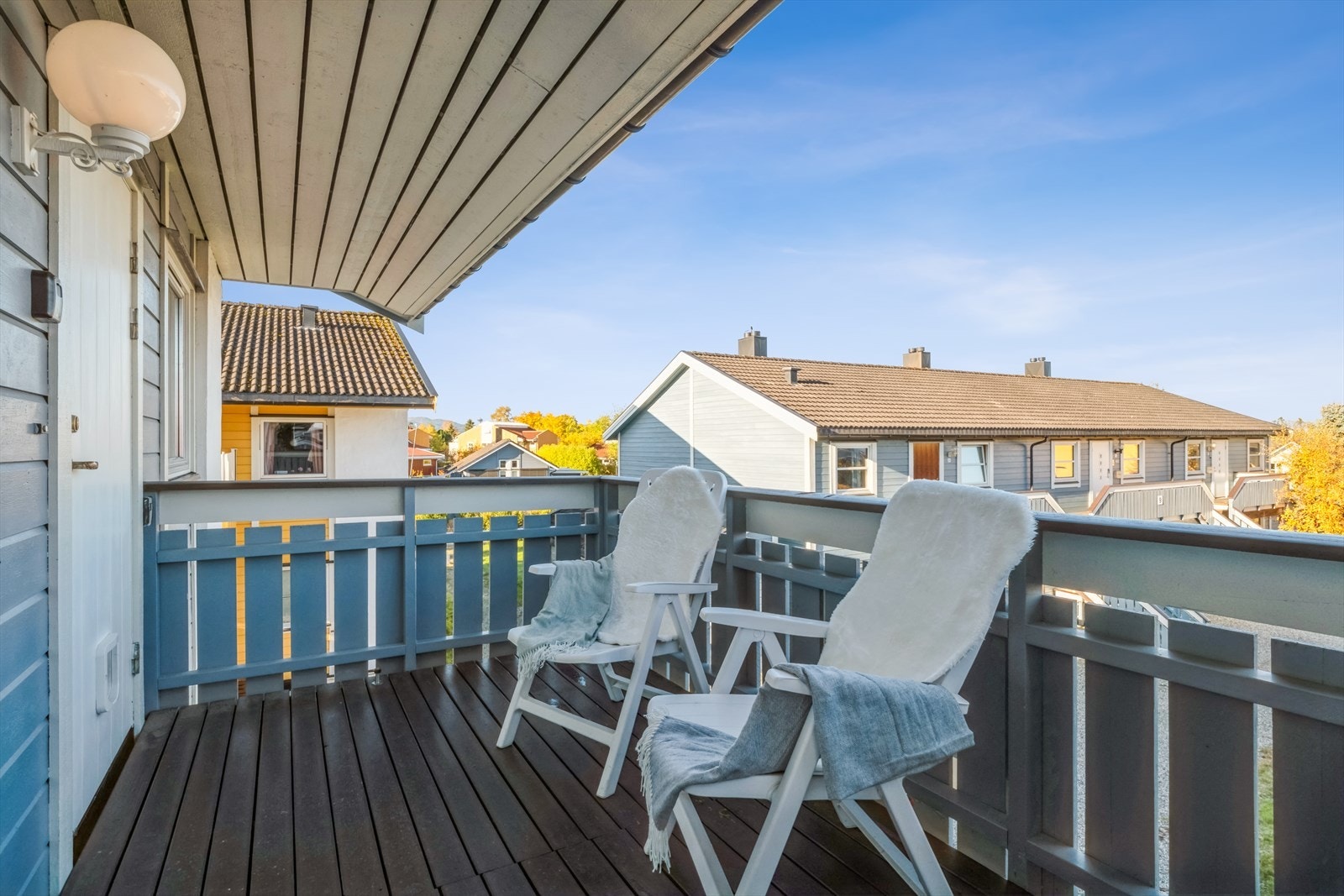 På fremsiden av boligen har man en nordvestvendt balkong, med kveldssol. Galleribilde
