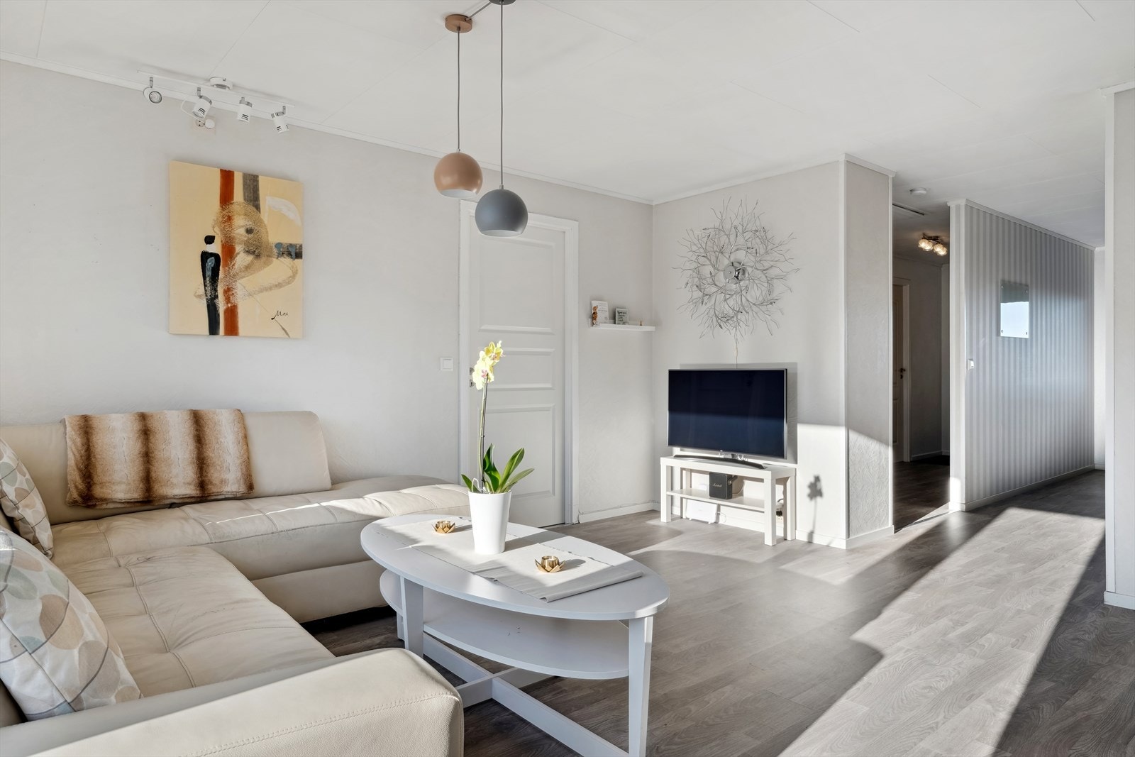 Leiligheten har en praktisk adskilt stue- og kjøkkenløsning, hvor stuerommet er på 22,5m². Galleribilde