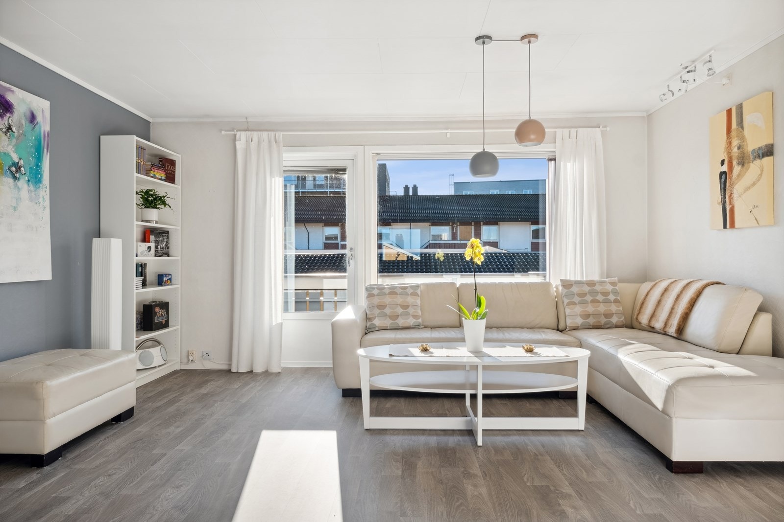 Det er svært lave felleskostnader på kun 1 622,- per mnd, med blant annet felles byggforsikring, garasjeforsikring, fiber og diverse drift og vedlikehold inkludert. Galleribilde